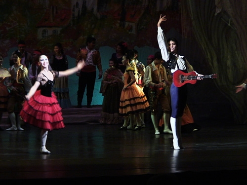 Монголын “Цөмөөхэй” “Grand Theater”-ын тайзнаа амиллаа